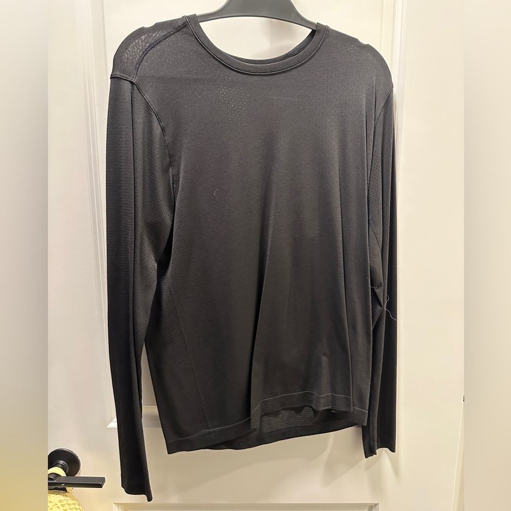 Lululemon Mens breathable shirt.
Old style Metal Vent Tech lightweight.